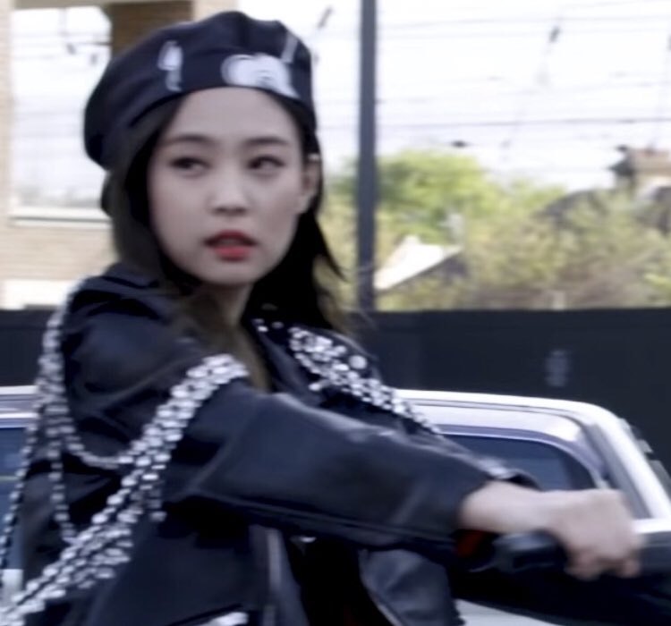 jennie kim looks so good in jacket and beret