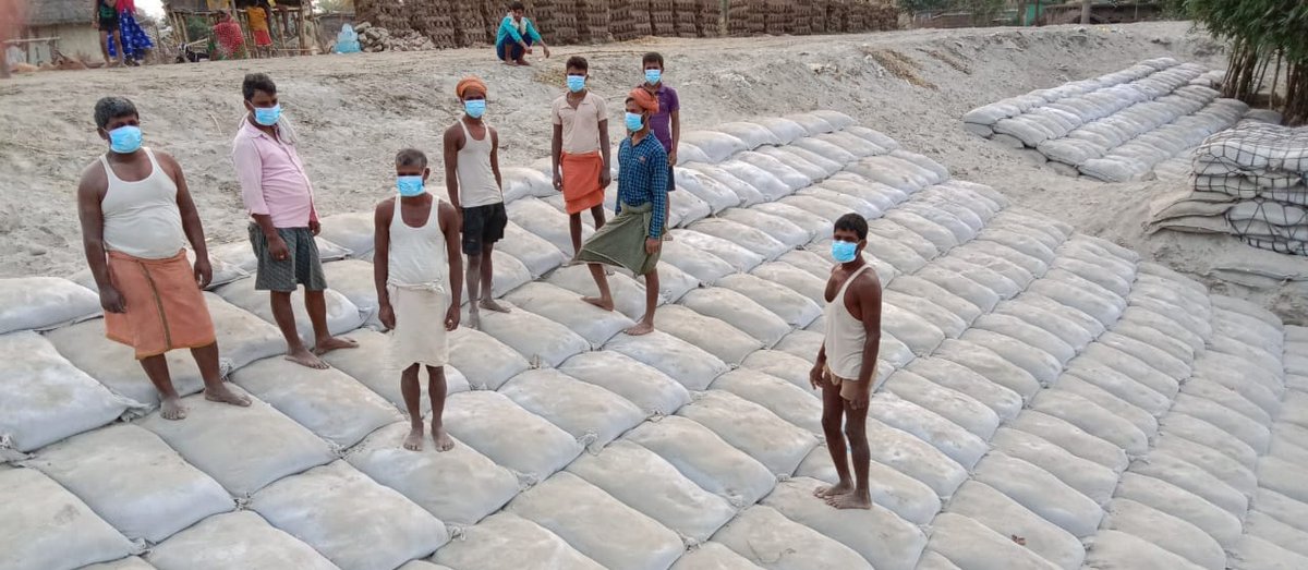 WRD_Bihar's tweet photo. #कोरोना से उत्पन्न चुनौतियों के बावजूद #बिहार में बाढ़ से सुरक्षा के लिए बनी सभी योजनाओं को 15 मई तक पूरा करने के प्रयास जारी हैं।
#WRDBihar की बाढ़ सुरक्षात्मक योजनाओं से इस वर्ष अब तक 15 लाख से अधिक मानव कार्य दिवस का सृजन हुआ है।
#WRDWorkUpdate @NitishKumar @SanjayJhaBihar https://t.co/lrJTZIfgrI