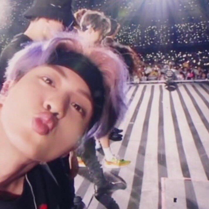 Ending this thread with seokjin kisses<33