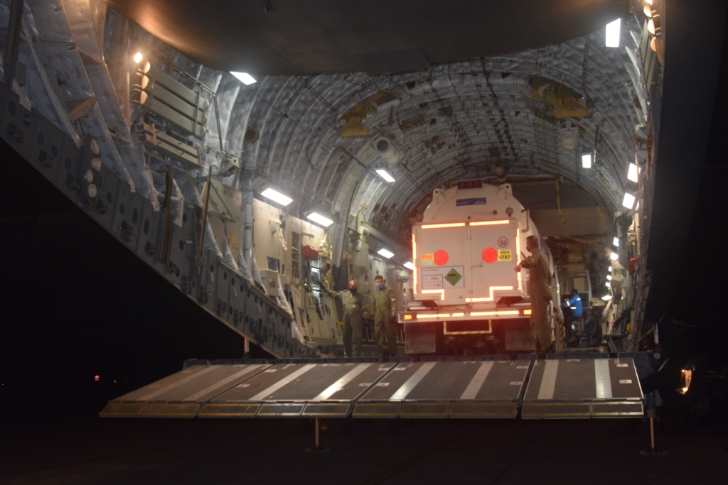 #IndiaFightsCorona

C-17 and IL-76 aircraft airlifted cryogenic oxygen containers from Air Force Station Hindan to Panagarh for recharging, in support of the fight against Covid-19. Similar airlift tasks are underway across the country.