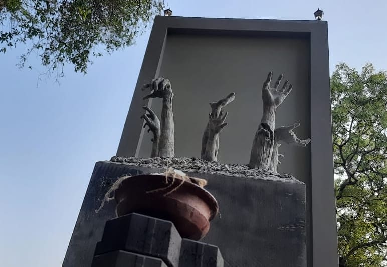 EelamMedia's tweet photo. Newly reconstructed #Mullivaikal genocide memorial monument has been unveiled at Jaffna uni today morning. Earlier this year the GOSL authorities secretively demolished the monument after midnight.
#TamilGenocide #Jaffna #lka https://t.co/TNGgE1vm8r