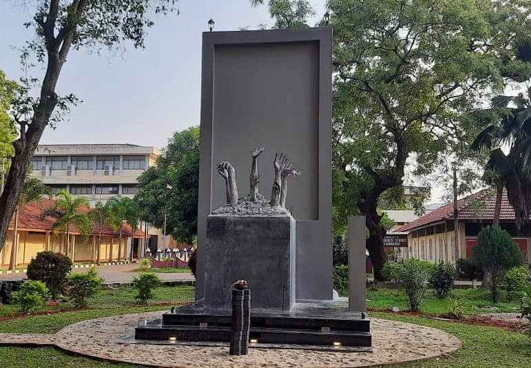 EelamMedia's tweet photo. Newly reconstructed #Mullivaikal genocide memorial monument has been unveiled at Jaffna uni today morning. Earlier this year the GOSL authorities secretively demolished the monument after midnight.
#TamilGenocide #Jaffna #lka https://t.co/TNGgE1vm8r