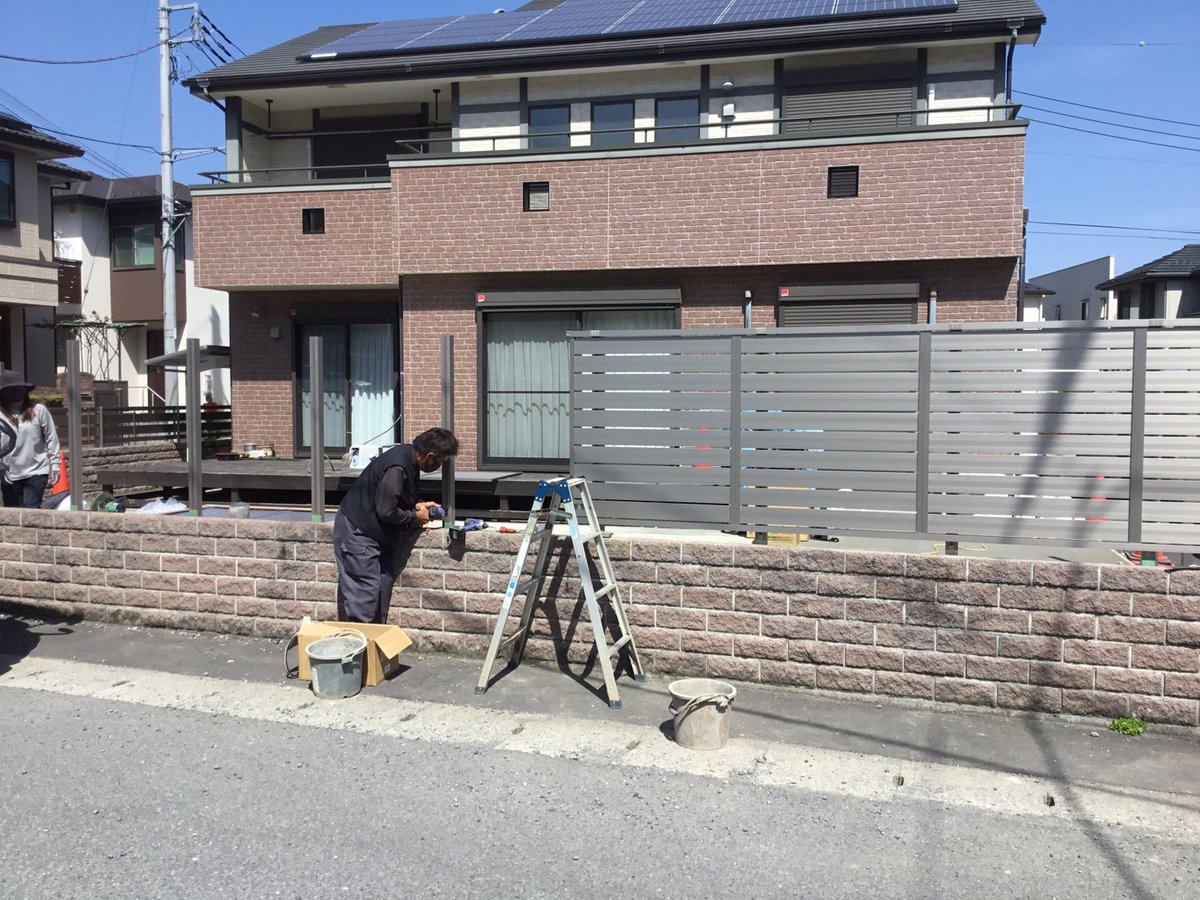 furulpg012's tweet photo. 本日の外構工事です。
フェンス本体の施工を行っております。
エアコン室外機の位置を変更するので
仮の移設作業を行っております。
#株式会社古川
#アクアクララ湘南
#湘南電力
#湘南ベルマーレ https://t.co/fOUuj79wee