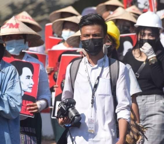 Ko Htet Myat Thu, reporter from the Voice of Thanbuzayat, was SHOT through the leg and brutally ABDUCTED by Terrorists on Mar 27. He’s DETAINED in MyoMa Police Station after medical treatment and he’s now charged under 505(A). 

#WhatsHappeningInMyanmar 
#Apr23Coup