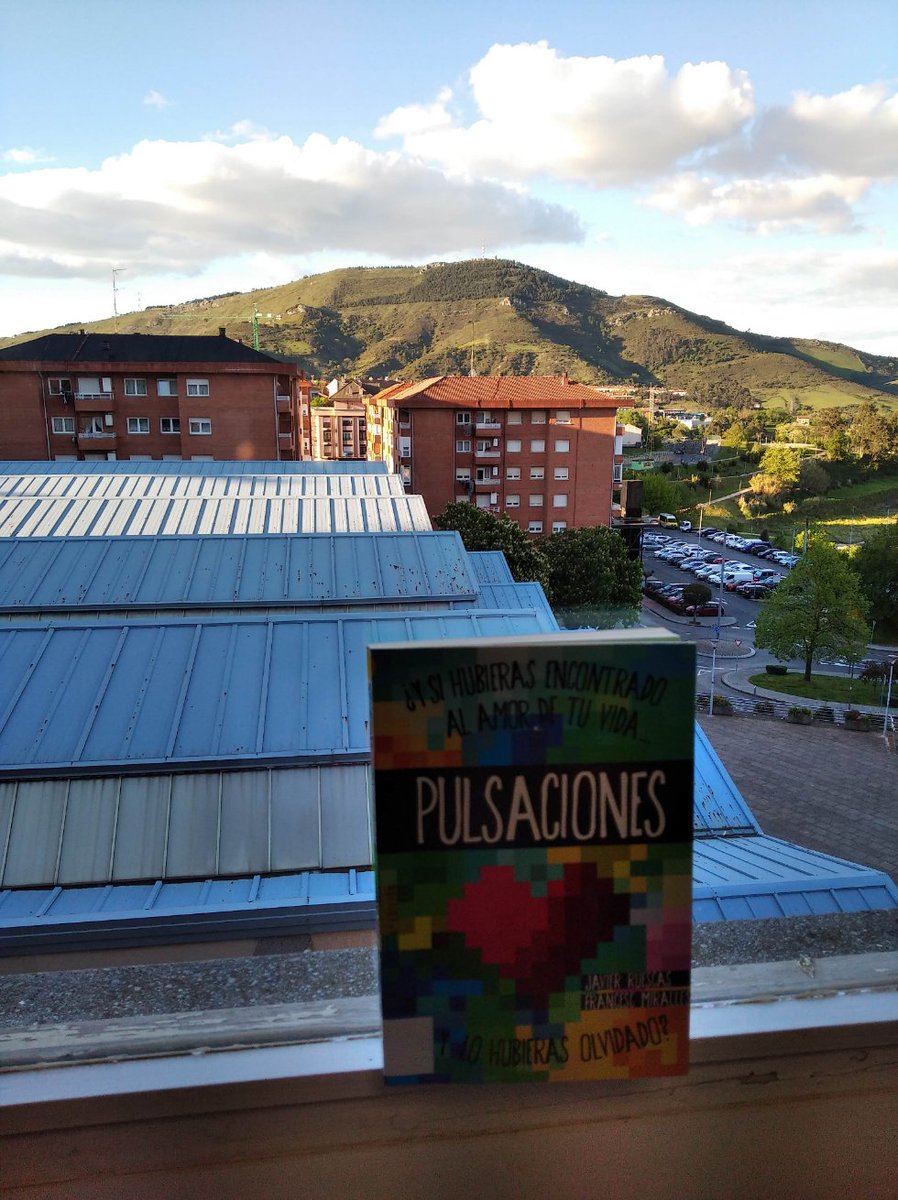 azlibu's tweet image. Nire txokorik gogokoena liburutegiko leihoa da. Serantes mendia ikusten da eta argia oso ona da. Mi lugar preferido es la ventana de la biblioteca. Se ve el monte Serantes y la luz es muy buena. #IrakurtokiAZ