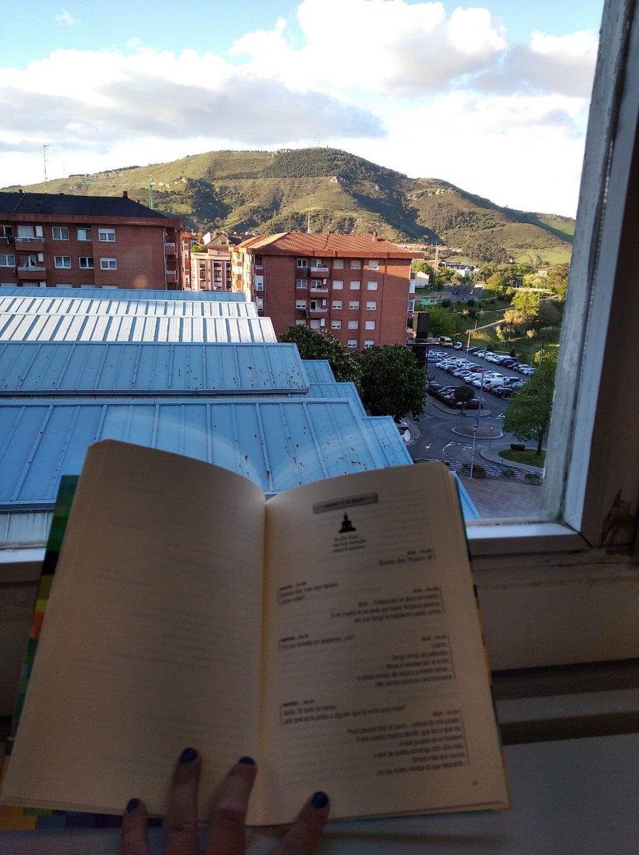 azlibu's tweet image. Nire txokorik gogokoena liburutegiko leihoa da. Serantes mendia ikusten da eta argia oso ona da. Mi lugar preferido es la ventana de la biblioteca. Se ve el monte Serantes y la luz es muy buena. #IrakurtokiAZ
