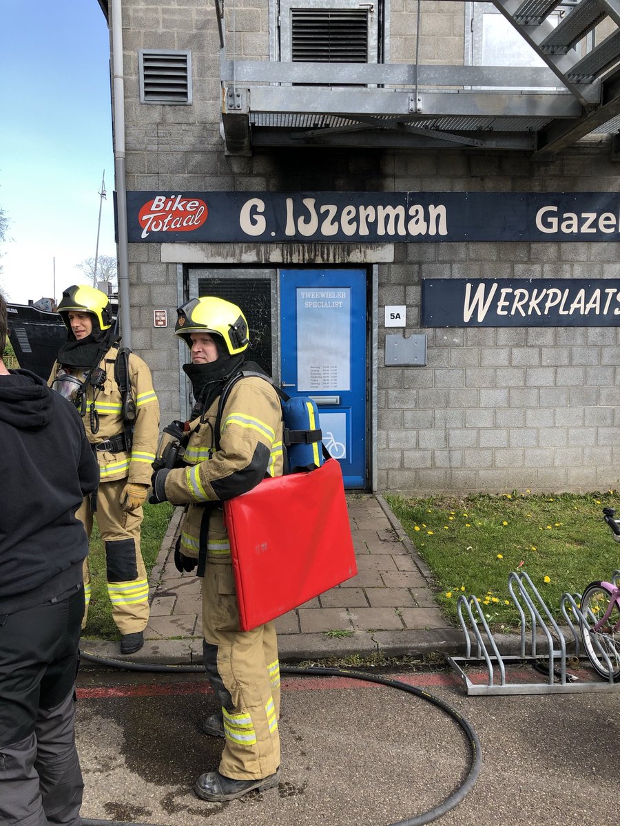 Incidentbestrijding <a href="/BrandweerZHZ/">Brandweer Zuid-Holland Zuid</a> implementeert dit najaar op de posten de #basisprincipes van brandbestrijding. Een afwisselend programma van 7 oefenmomenten. Gisteren maakte we beeldmateriaal voor de ontwikkeling van instructiemateriaal. #Obundels #smokestopper #stopendenkna