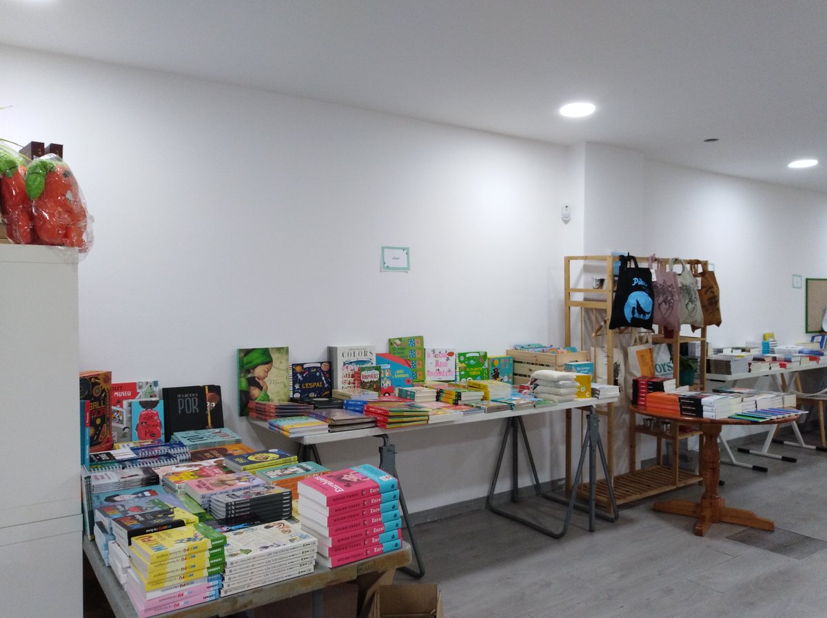 Llibreria Llavors tweet media