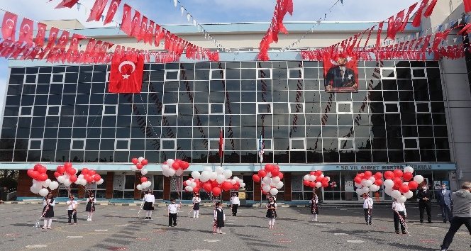 23 Nisan Ulusal Egemenlik ve Çocuk Bayramının 101. Yıl dönümü pek çok etkinlikle kutlanıyor.
#23NisanMutluOlsun
<a href="/tcmeb/">Millî Eğitim Bakanlığı</a> <a href="/memleventyazici/">Levent Yazıcı</a>
📰 iha.com.tr/istanbul-haber…