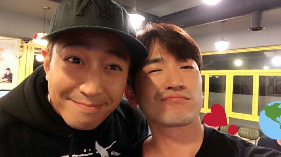 Phi_216's tweet photo. Who miss goofy RivcMin raise their hands! 🙋🏻♀️🙋🏻♀️🙋🏻♀️🙋🏻♀️
#Shinhwa #Eric #EricMun #EricMoon #LeeMinwoo #RicMin #신화 #에릭 #문정혁 #이민우 #릭민 https://t.co/vttNApaSFN