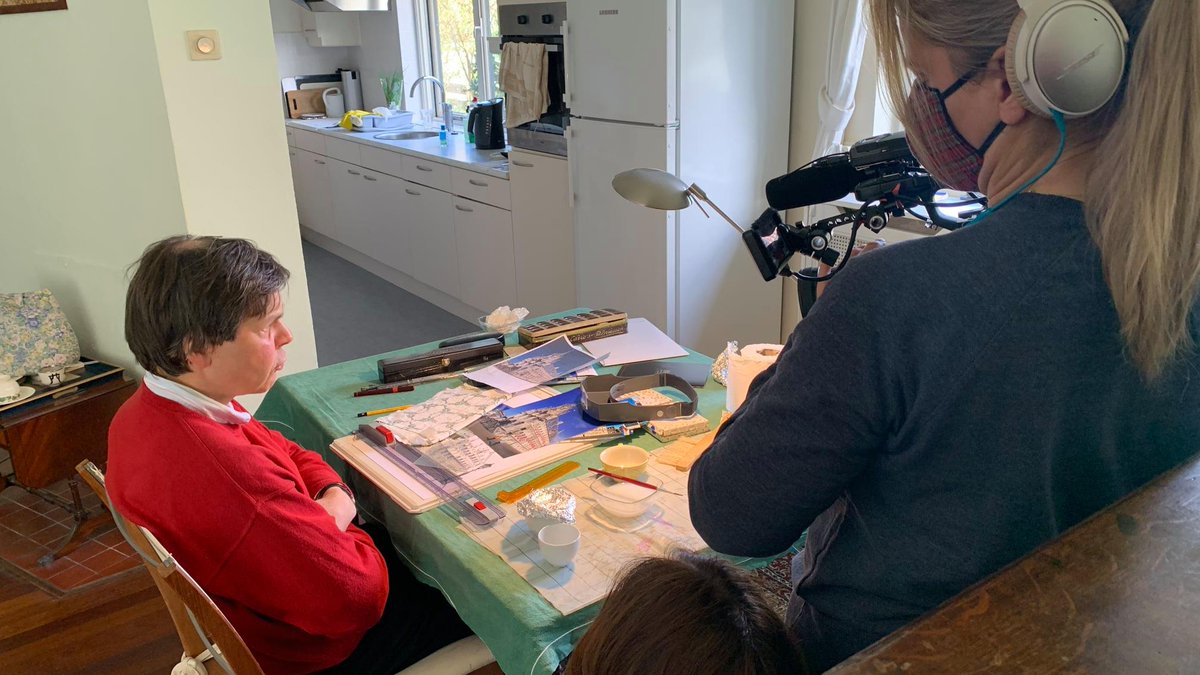 Kees Momma aan de tekentafel voor tekening van het stadhuis van #Gouda voor de crowdfunding-campagne 'Kees vliegt uit' #autisme facebook.com/hetbestevoorke…