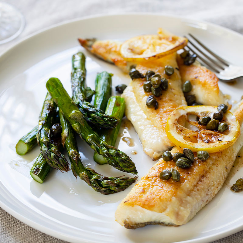 Asparagus is back in season, making it the perfect time to experiment with some recipes. 

Lemon sole with Cotswold Butter, caper sauce and asparagus. 

Cotswold Butter is available at 44 foods:  bit.ly/3gbQy9w 

#cotswoldbutter #cotswolds #westcountry #dairyfarm