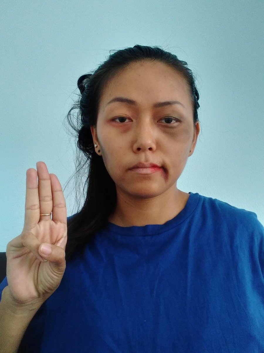 zaw_athens's tweet image. Myanmar women put on make-up and staged strike as many women are being assaulted physically, mentally and also reportedly sexual harassment by junta’s forces. They called on UN women to take action. 

#WhatsHappeningInMyanmar