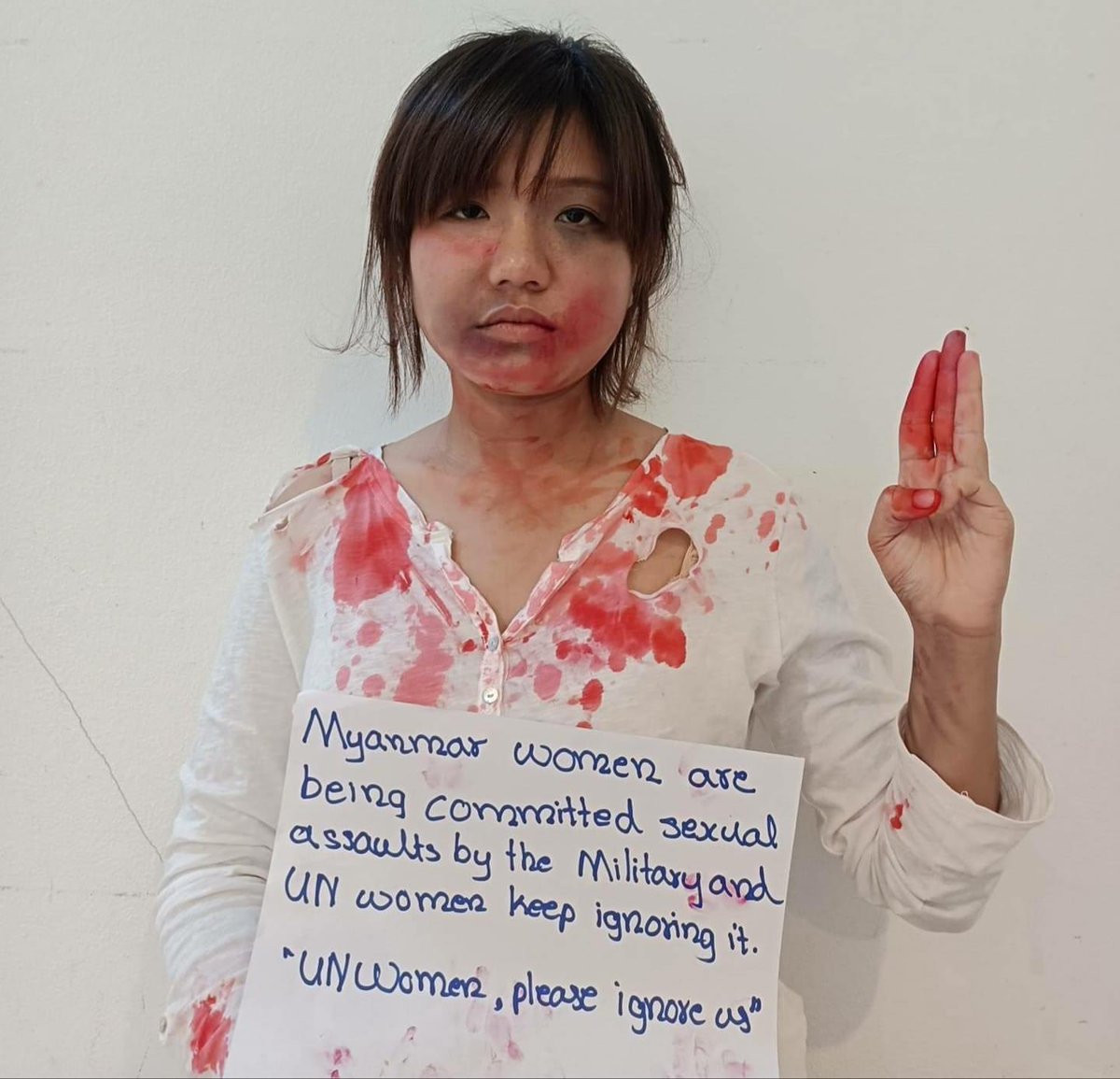 zaw_athens's tweet image. Myanmar women put on make-up and staged strike as many women are being assaulted physically, mentally and also reportedly sexual harassment by junta’s forces. They called on UN women to take action. 

#WhatsHappeningInMyanmar