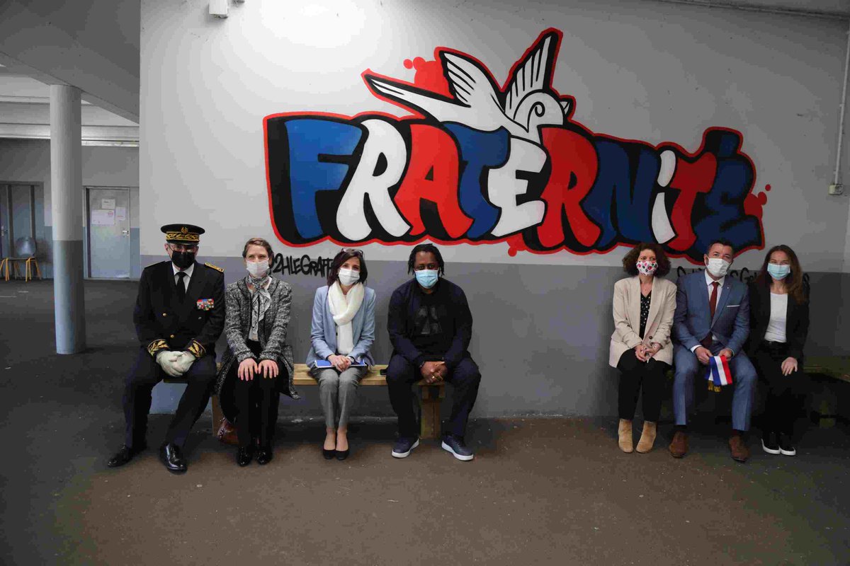 En visite au collège des Grands Champs, <a href="/avyelimas/">Nathalie Avy (Elimas)</a> a salué l'organisation des #VacancesApprenantes avec l'Académie <a href="/BernardDiomede/">Bernard Diomède</a>. L'occasion d'échanger aussi sur le projet de #CitéEducative qui verra le jour à #Poissy à la rentrée 2021.
+ d'infos : bit.ly/2QuhlVY