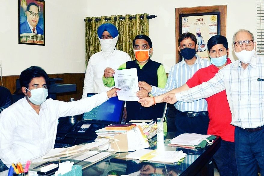 BobinSharma3's tweet photo. पंजाब में बढ़ रहे नशे को लेकर पंडित दीनदयाल उपाध्याय स्मृति मंच के कार्यकर्ताओं ने भारत देश के प्रधानमंत्री श्री नरेंद्र मोदी जी के नाम जालंधर के ए.डी.सी.जसबीर सिंह जी को मांग पत्र सौंपते हुए। https://t.co/GFBBnmTw0Z