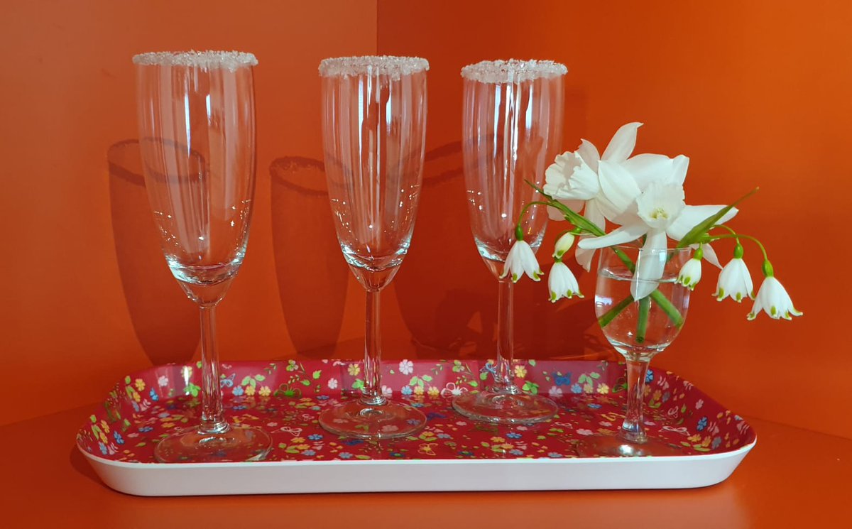 Een bijzonder moment vandaag in het hospice in Gouda. Een gast wil een toost uitbrengen op het leven met zoon en kleindochter. Daar werken we graag aan mee. Met een paar glazen en een bloemetje om het extra speciaal te maken. Proost!