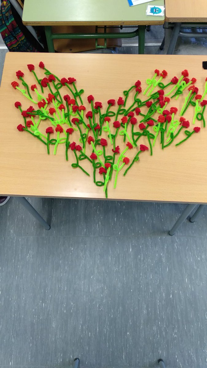olivarvell's tweet photo. #SantJordi2021 a l'escola. Feliç Diada!!!! 😊 😊 😊 https://t.co/l20esCwmBU