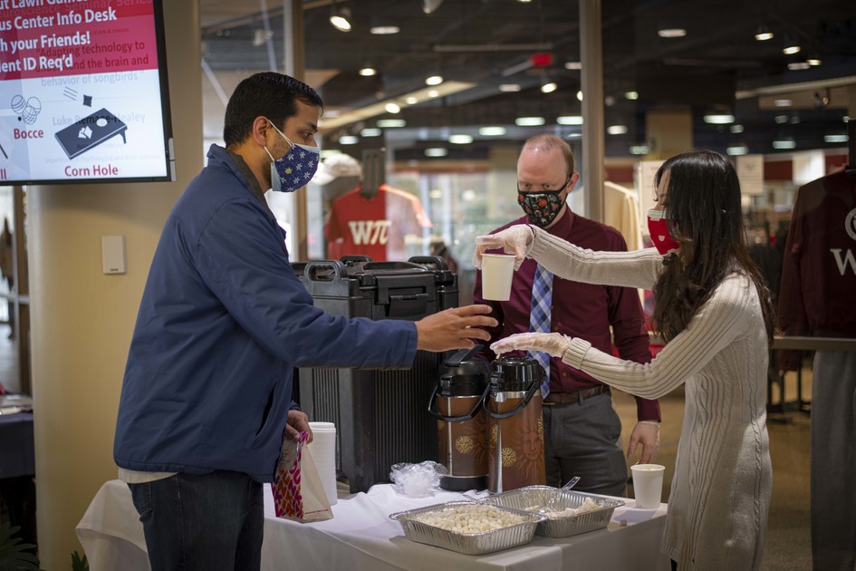 WPI's tweet photo. Many departments across campus focus efforts to give students more opportunities to engage despite restrictions imposed by the pandemic. Find out how: https://t.co/7CDX3Q2ekp @WPI_SAO  @cdcatwpi @WPIAdvising @WPI_OMA @WPIResServices @WPI_IHouse https://t.co/Yyla1JwKJ2