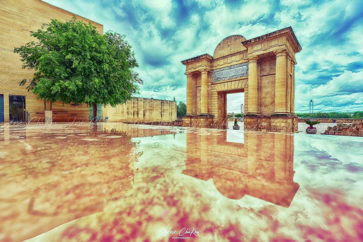 Puerta del Puente #reflejos #cordobapatrimoniodelahumanidad #cordobaesp #turismoespaña #turismocordoba #andalucia_monumental #andalucia_turismo #cordobaspain #cordoba_esp #ok_spain #ok_andalucia #andalucia_photos #estaes_espania #estaes_andalucia #ok_cordoba #enfoque_spain