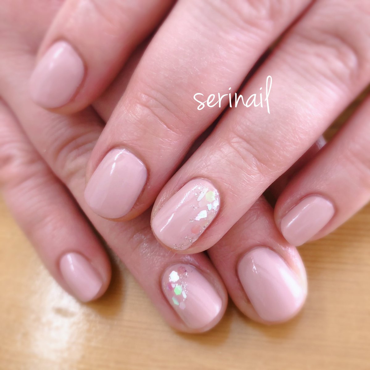 移動式ネイルサロンserinail 肌馴染みの良いくすみ系ベージュとホログラム シェルを お仕事柄目立ちすぎないデザインですが さりげないアートがとっても可愛いです ベージュ ネイル シンプルネイル シェルネイル ネイル Serinail 移動式ネイル