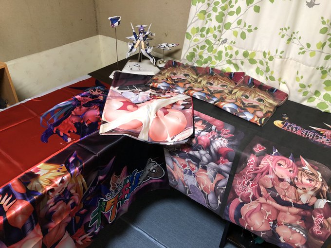 掃除してたら懐かしいの出てきた。
あかりの抱き枕カバーとコミケ非売品のテーブルシート('∀`)3名限定でci_en出します。 