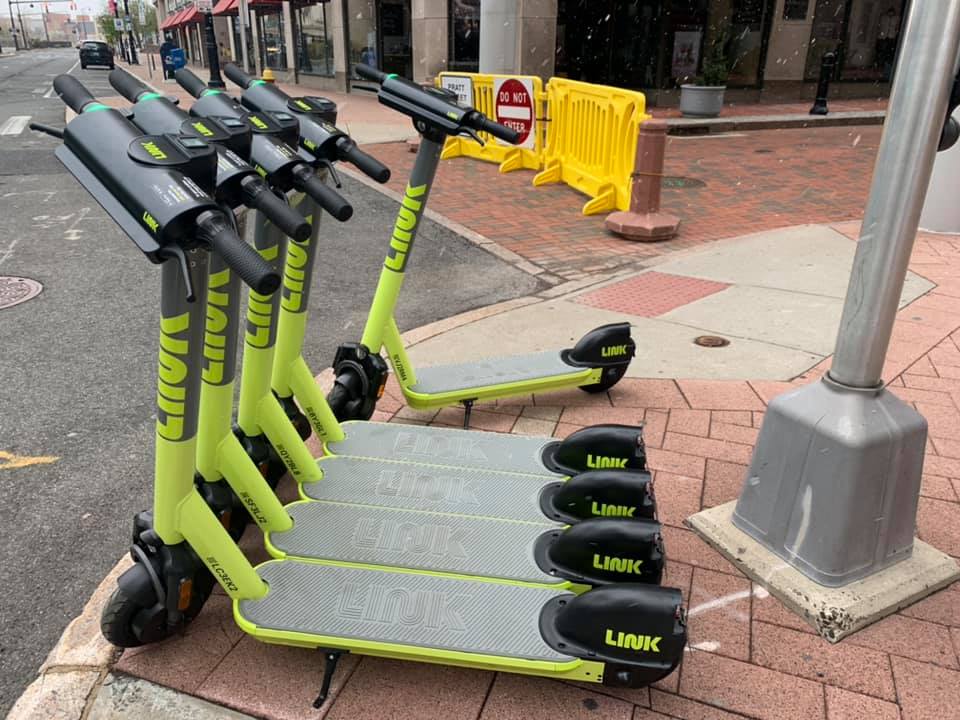 @LINKScooters are in Hartford!! 🛴🛴🛴
We're taking the safety training, getting our helmet and scooting around! Join us at Burr Mall downtown + take a spin!
@HYPEHartford