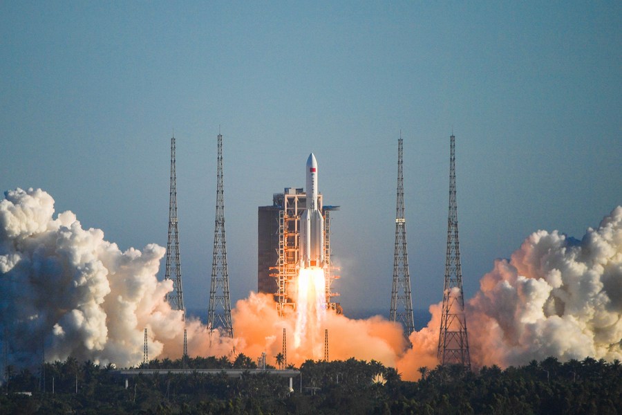 DiarioPovo's tweet photo. A combinação do módulo central da estação espacial chinesa, Tianhe, e o foguete #LongaMarcha-5B Y2 foram transportados nesta sexta-feira (23) para o Centro de Lançamento Espacial de #Wenchang, na província de Hainan, sul da #China. https://t.co/HhByUu1Zf3