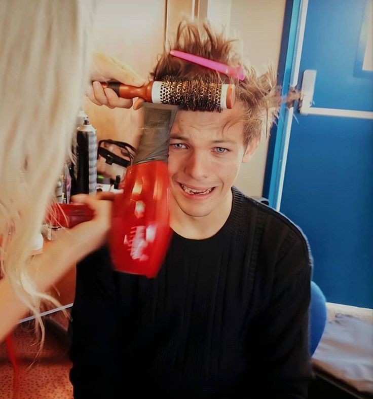 hairdryer louis.I vote  #Louies for  #BestFanArmy at the  #iHeartAwards