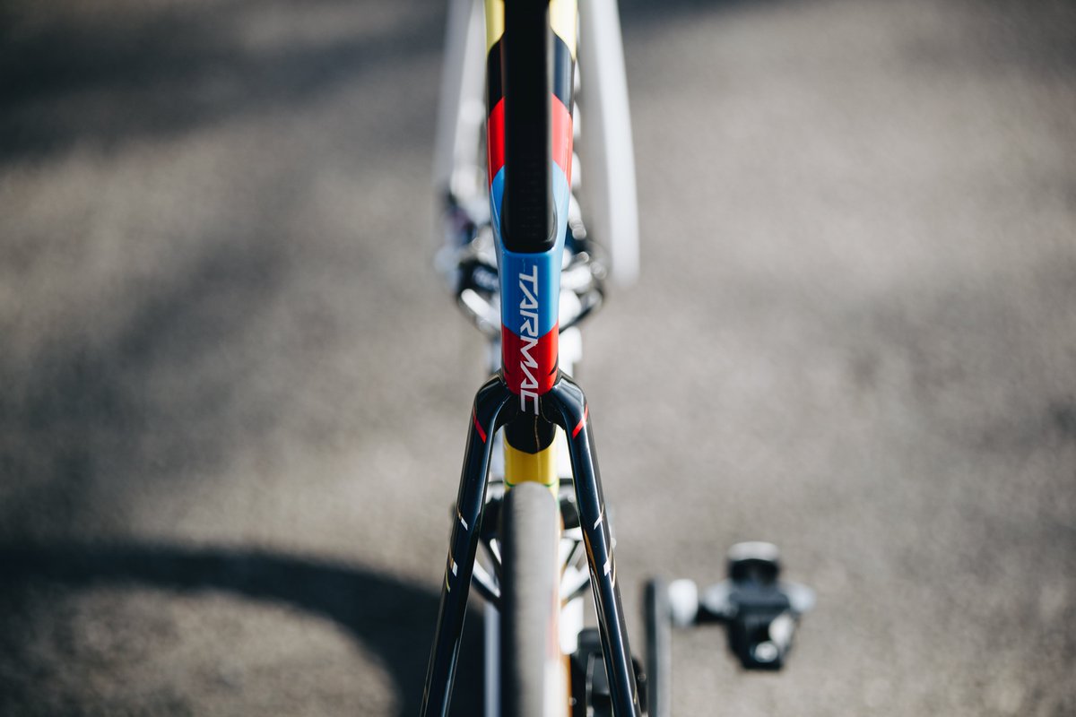 Look at this beauty 😍! New bike day for Anna van der Breggen as she received this outstanding S-Works Tarmac SL 7 with a special painting due to her current World- and Olympic titel. 

What do you think?

#iamspecialized #specializedtarmac #tarmacsl7  

📸 : Etienne Schoeman