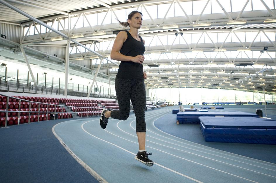 Легкоатлетический манеж. Бег в манеже. Легкоатлетический манеж магнитогорск. Беговая легкоатлетическая дорожка 110 м. Лужники бег манеж.