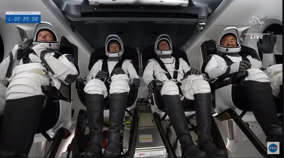 ESA_fr's tweet photo. L-2:30 L'équipage est installé à bord du Crew Dragon.
 
De gauche à droite: @Thom_astro de l'@esa (spécialiste de mission), les astronautes de la @NASA @Astro_Megan (pilote) et @astro_kimbrough (commandant) et @Aki_Hoshide de la @JAXA_en (spécialiste de mission).
#MissionAlpha https://t.co/vpvqpitMhP