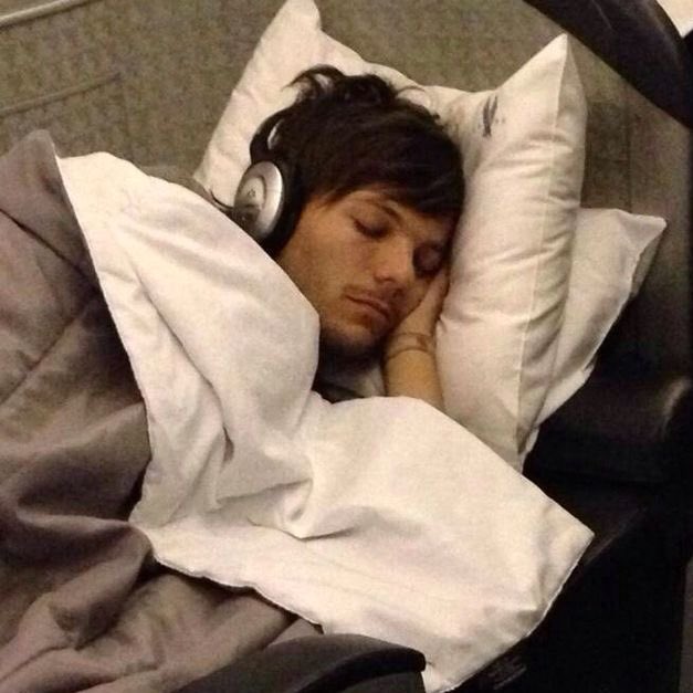 cozy louis.I vote  #Louies for  #BestFanArmy at the  #iHeartAwards