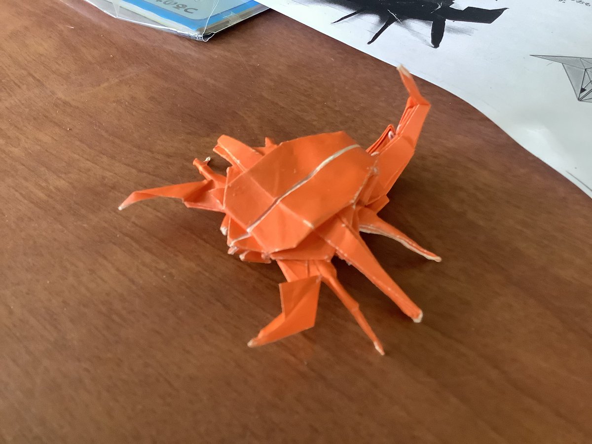 迷 福井久雄さんのリアル折り紙の サソリ 口周りは 崩壊の危機で諦めました 子どもに頼まれて作ってみたけど センターラインから裂ける あと 足の太さのあまり 足を細くする造形ができない うーん ダメって言われるかなあ