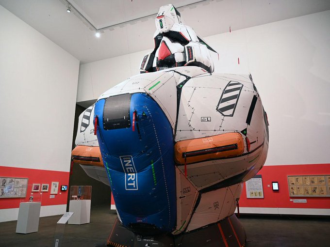 デカくてテクスチャは無茶苦茶細かいのに
フォルムがちょっと野暮ったいリ・ガズィの
胸像があったんだけど アレはダミー
バルーンの立体化でしたw
逆シャア劇中で使われているダミーと違って
ハイディテール過ぎて最初分からなかったw 