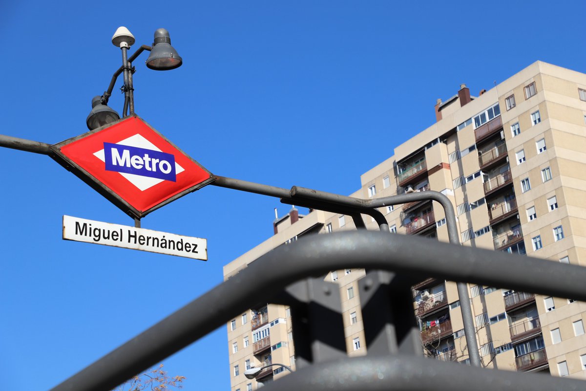 metro_madrid's tweet photo. 📖 ¡Feliz Día del Libro! En un día tan especial te invitamos a recorrer nuestras estaciones más literarias y conocer a los grandes escritores presentes en la red. ¿Nos acompañas?
⬇ Abrimos hilo ⬇
#DíaDelLibro #CulturaEnMetro https://t.co/vTqy0EjNlj