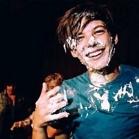 cake fight louis .I vote  #Louies for  #BestFanArmy at the  #iHeartAwards