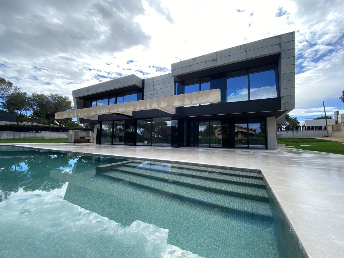 Este es nuestro último proyecto finalizado. La vivienda se encuentra en la urbanización de Bonanza, Boadilla. Una gran satisfacción y agradecimiento por poder seguir participando en proyectos tan especiales.