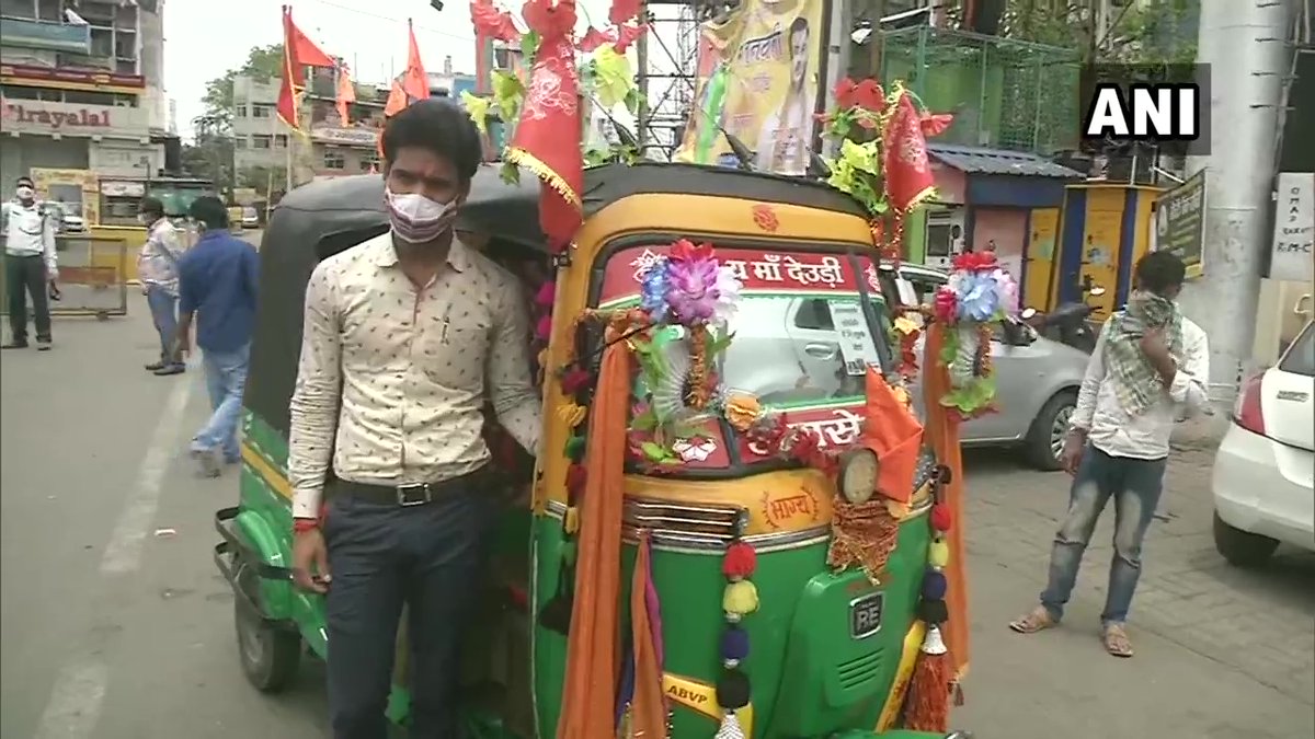 ANI's tweet photo. Jharkhand: An auto driver in Ranchi offers free ride to people who need to go to hospitals, amid #COVID19 pandemic. Ravi, the driver says, "Doing this since 15th April when I dopped a woman at RIMS after everyone else refused. My number's on social media so people can contact me" https://t.co/HkL49rzUni
