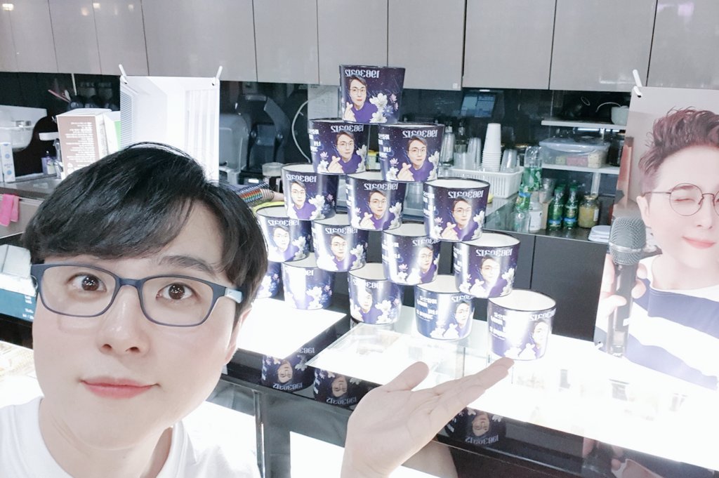 namdo8303's tweet photo. 생일 이벤트 릴레이 세번째~! KBS에서 여러분들이 보내주신 생일선물들을 찾고, 제 생일 콜라보중인 본관 카페 티타임을 찾았습니다. 정말..늘 오던 제 회사였는데, 오늘 많이 낯설고 신기하고 감사하네요..ㅜ.ㅜ 콜라보카페는 내일까지 한다고 하네요!!♡.♡ https://t.co/VYxV0fnFOc