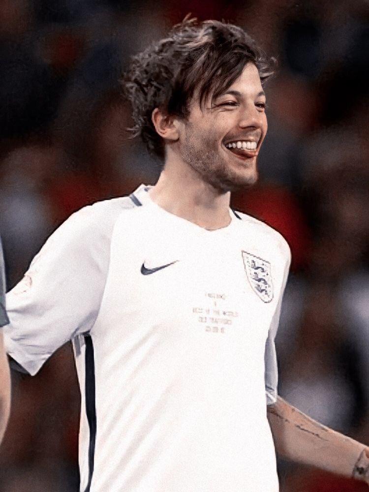 football louis ft. gay wristI vote  #Louies for  #BestFanArmy at the  #iHeartAwards