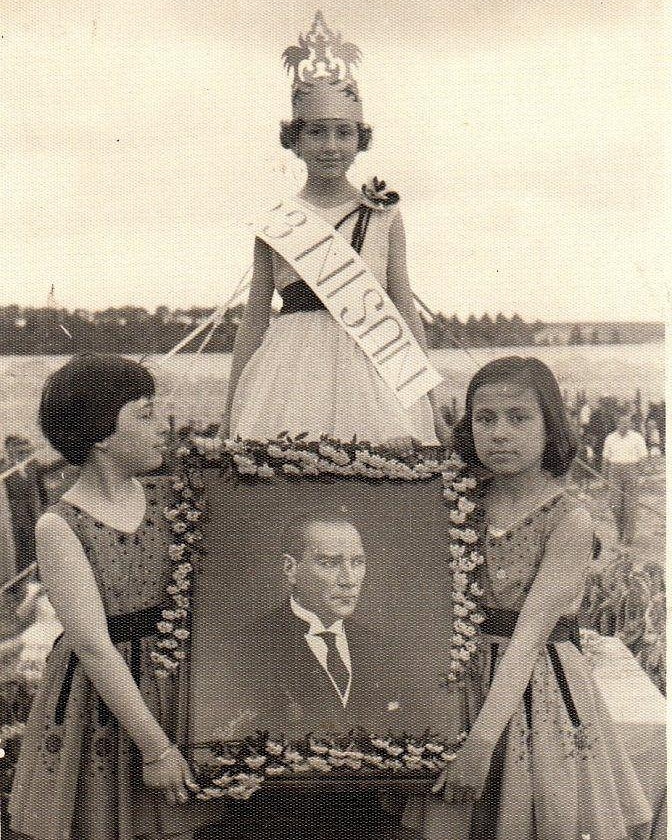 “Çocuklar geleceğimizin güvencesi, yaşama sevincimizdir. Bugünün çocuğunu, yarının büyüğü olarak yetiştirmek hepimizin insanlık görevidir”

Mustafa Kemal ATATÜRK

23 Nisan Ulusal Egemenlik ve Çocuk Bayramınız Kutlu Olsun Çocuklar 🇹🇷
#23Nisan
#tiyatrodü