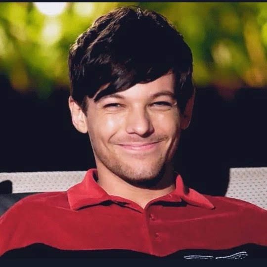 this louis smile :>I vote  #Louies for  #BestFanArmy at the  #iHeartAwards