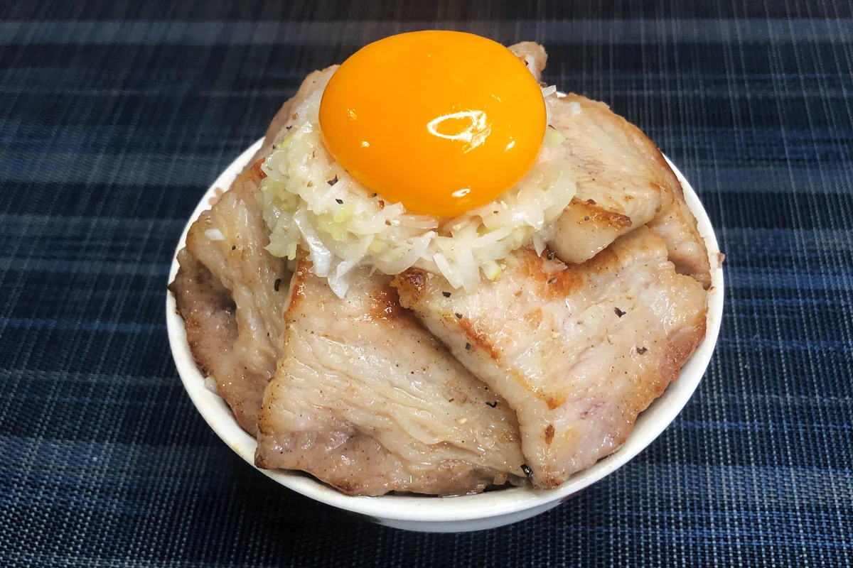 がっつりお肉を食べたいときに！豚バラのネギ塩丼のレシピ！