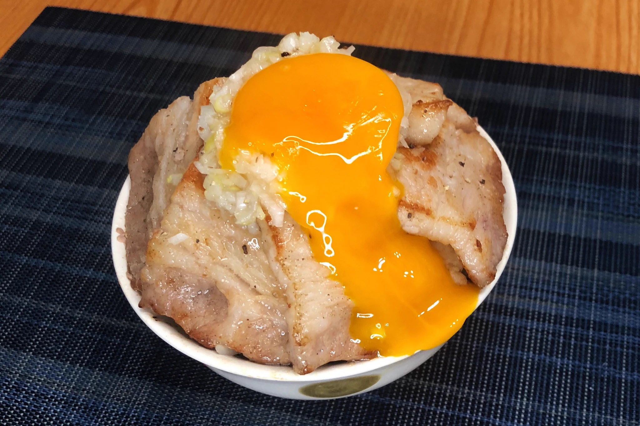 がっつりお肉を食べたいときに！豚バラのネギ塩丼のレシピ！