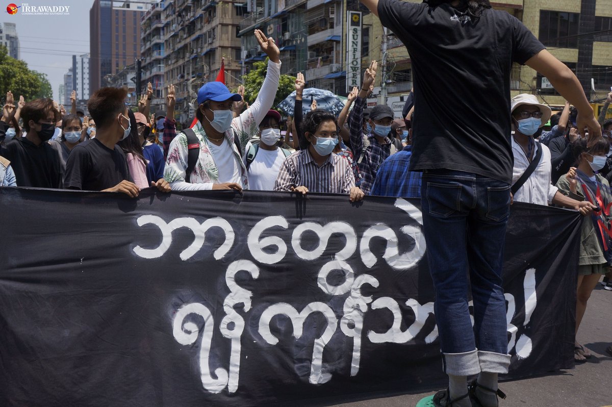IrrawaddyNews's tweet photo. Protesters returned to the streets of downtown #Yangon on Friday calling for democracy. (Photo.CJ)

#WhatsHappeningInMyanmar https://t.co/kKUV3WWZ49