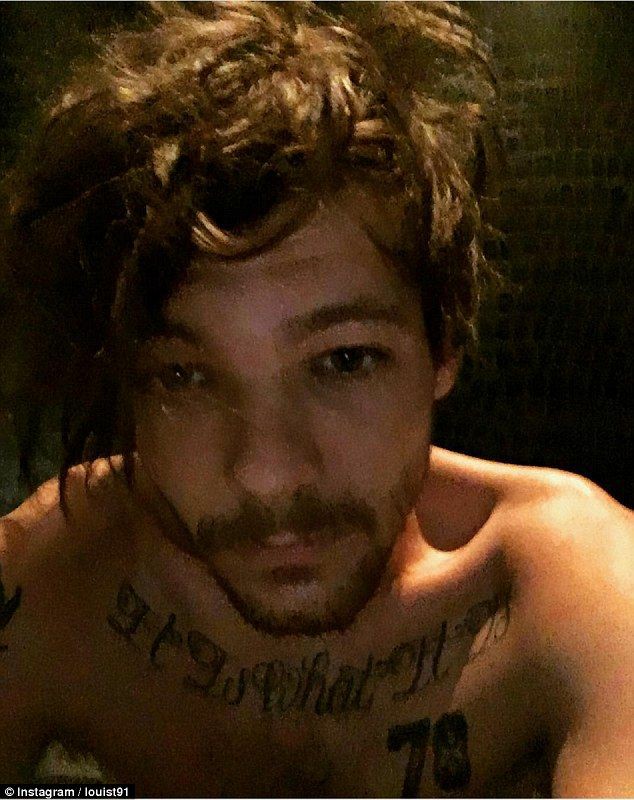 collarbone louis part two.I vote  #Louies for  #BestFanArmy at the  #iHeartAwards