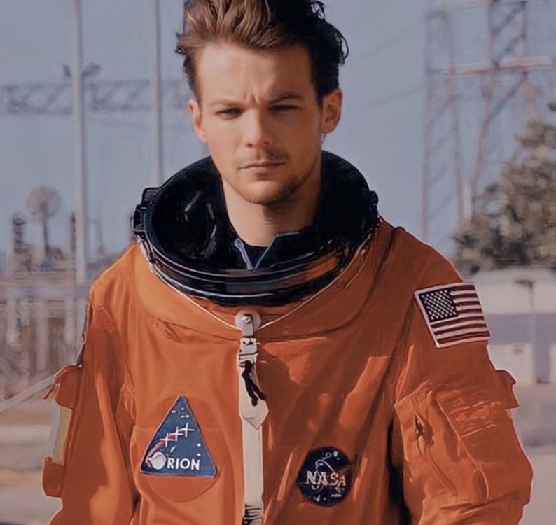 forehead louis.I vote  #Louies for  #BestFanArmy at the  #iHeartAwards