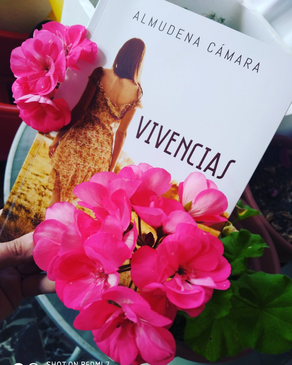 VivenciasL's tweet photo. Siempre en buena compañía #libros  #flores #23Abril #felizdiadellibro #LibrosRecomendados #queleer #poesia #lovepoesia https://t.co/5zBbFfY8dp