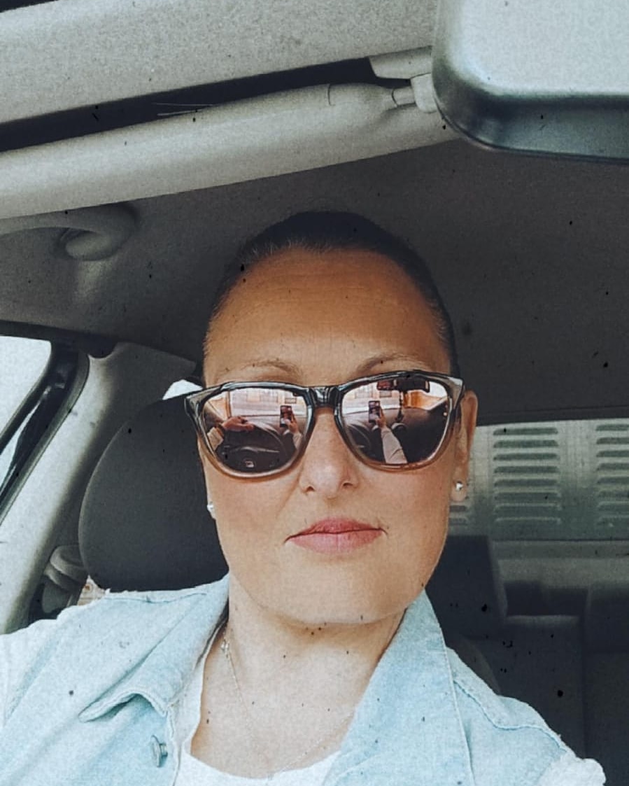 Ponle freno a aquello que te frene y sigue adelante en la andadura de esta aventura de enseñar y aprender.Gana el pulso a todos los contratiempos que se presenten y sonríe sin mas, porque siempre alguien tendrás a tu lado que te devolverá la sonrisa.
❤️🎙️📝Inma Herrera.